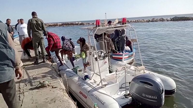 &copy; Reuters. أفراد خفر السواحل التونسي يساعدون مهاجرين على الخروج من قارب إنقاذ في صفاقس في يوم 23 أبريل نيسان 2023 في صورة مأخوذة من فيديو حصلت عليها رويتر