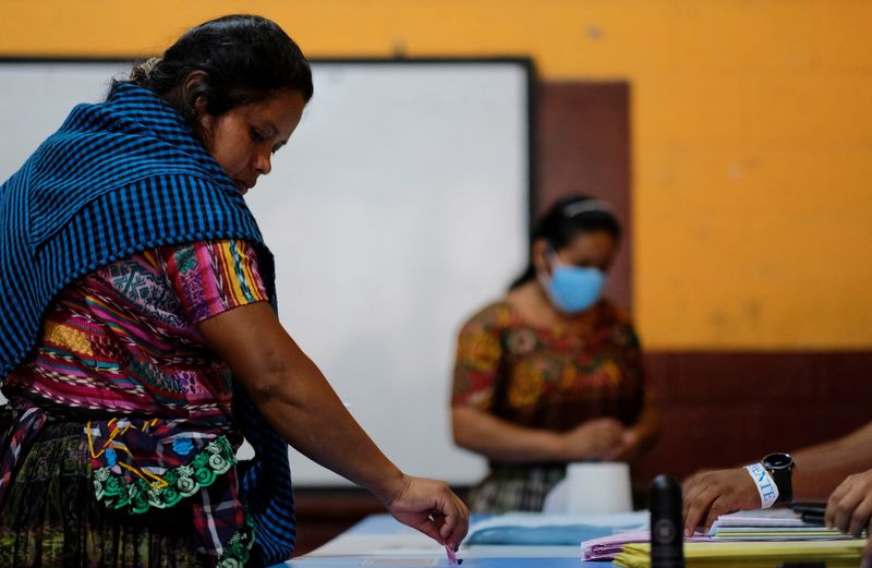 © Reuters. A woman casts her vote at a polling station during the first round of Guatemala's presidential election in Chinautla, Guatemala, June 25, 2023. REUTERS/Josue Decavele