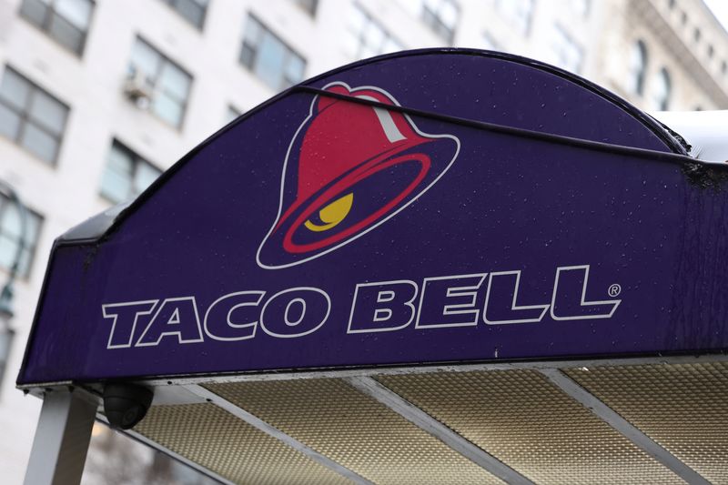 &copy; Reuters. FILE PHOTO: The logo of Taco Bell, a subsidiary of Yum! Brands, Inc. is seen on a store in Manhattan, New York City, U.S., February 7, 2022. REUTERS/Andrew Kelly
