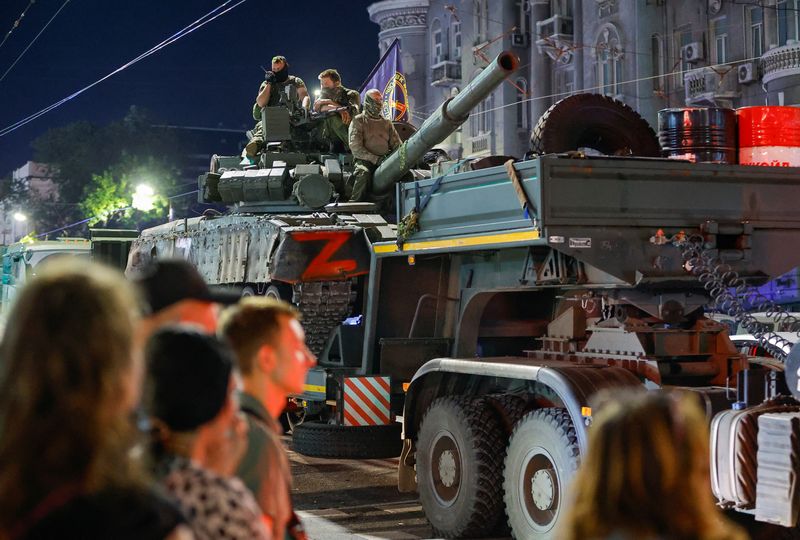 &copy; Reuters. Combatentes do grupo mercenário russo Wagner deixam a cidade de Rostov-on-Don no último sábado
24/06/2023
REUTERS/Alexander Ermochenko