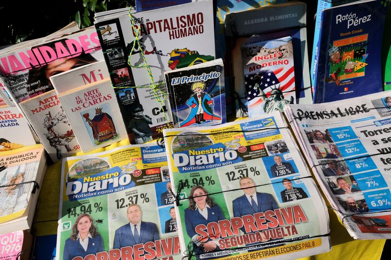 &copy; Reuters. Newspapers are seen at a kiosk a day after the first round of Guatemala's presidential election, in Guatemala City, Guatemala June 26, 2023. REUTERS/Josue Decavele