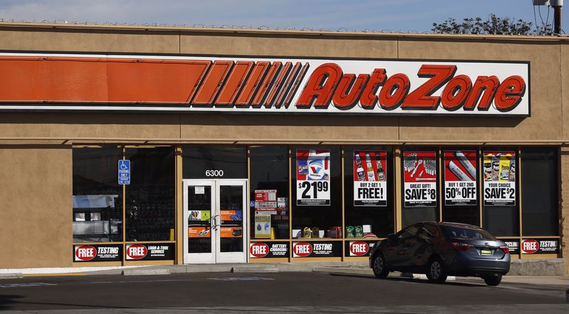 &copy; Reuters. FILE PHOTO: The entrance to an AutoZone store is pictured in Temple City, California December 10, 2013. REUTERS/Mario Anzuoni