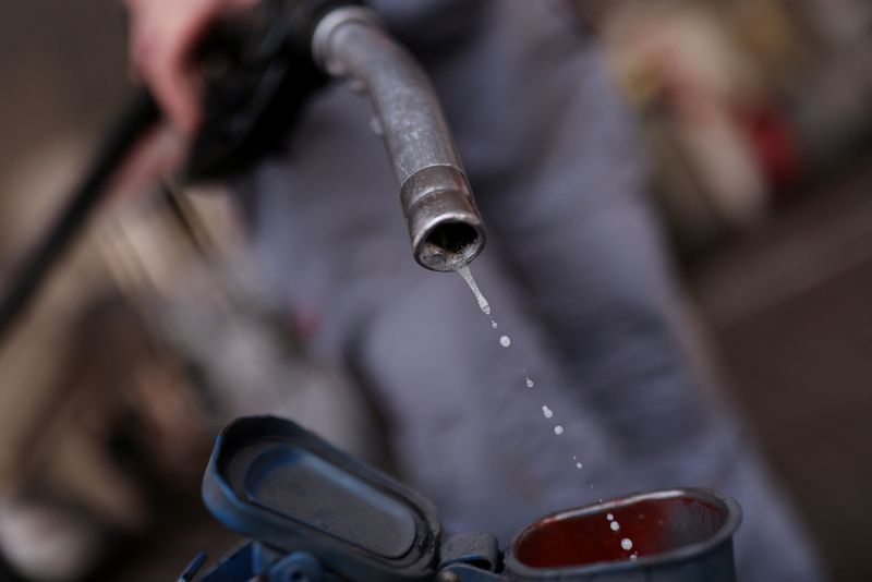 &copy; Reuters. FILE PHOTO: A worker pumps petrol for a customer at a petrol station in Barcelona, Spain, February 4, 2022. REUTERS/Nacho Doce
