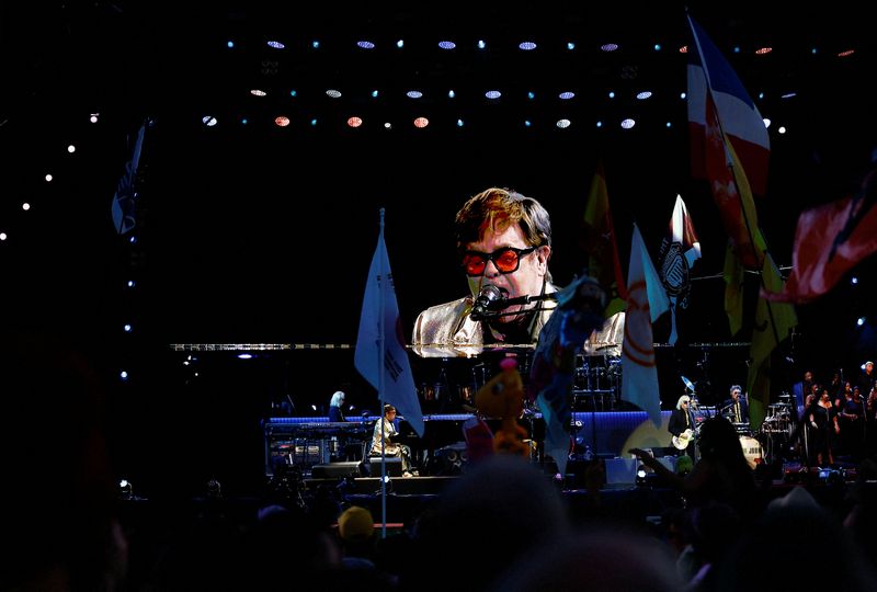 © Reuters. FILE PHOTO: Elton John performs at the Glastonbury Festival site in Somerset, Britain, June 25, 2023. REUTERS/Jason Cairnduff/File Photo