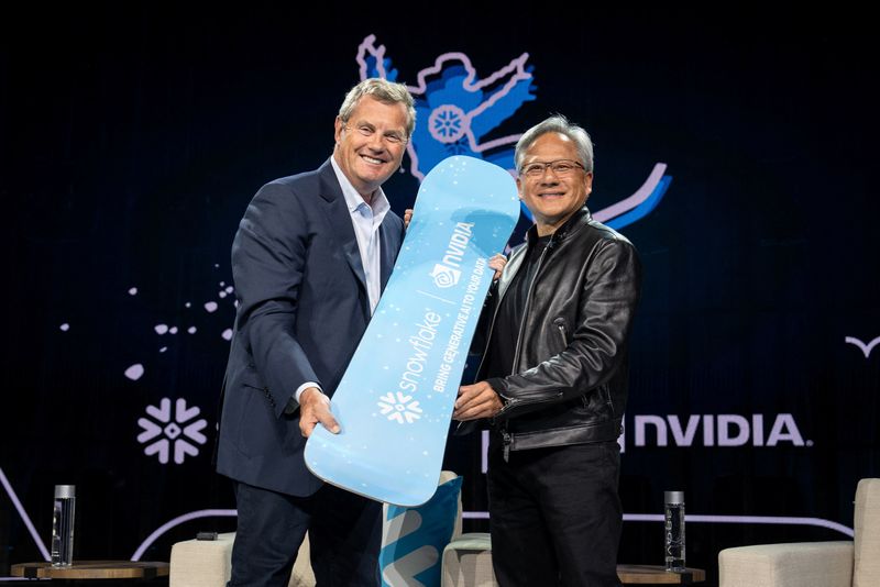 © Reuters. Snowflake Chairman and CEO Frank Slootman presents a snowboard as a gift to NVIDIA CEO Jensen Huang at Snowflake Summit 2023, in Las Vegas, Nevada, U.S. June 26, 2023.    Courtesy of Snowflake/Handout via REUTERS  