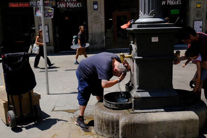 &copy; Reuters. 　６月２６日、今夏初の熱波が襲来しているスペインのセビリアやコルドバなど南部地域で、最高気温が４４度まで上昇した。写真はバルセロナで撮影（２０２３年　ロイター／Nacho Doce）
