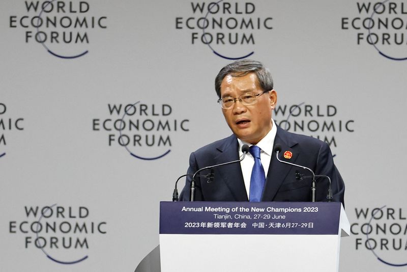 © Reuters. رئيس الوزراء الصيني لي تشيانغ يتحدث في الجلسة الافتتاحية لقمة المنتدى الاقتصادي العالمي في تيانجين يوم الثلاثاء. تصوير: تينغ شو وانغ – رويترز.
