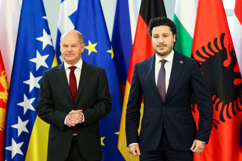 &copy; Reuters. FILE PHOTO: Germany's Chancellor Olaf Scholz welcomes Montenegro's Prime Minister Dritan Abazovic for the Western Balkans Summit at the Chancellery in Berlin, Germany, November 3, 2022. REUTERS/Lisi Niesner/File Photo