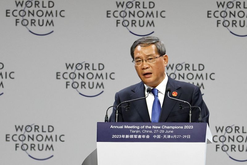 © Reuters. Chinese Premier Li Qiang, speaks at the opening session of the World Economic Forum's 14th Annual Meeting of the New Champions 2023, at the Meijiang Convention and Exhibition Centre in Tianjin, China June 27, 2023. REUTERS/Tingshu Wang