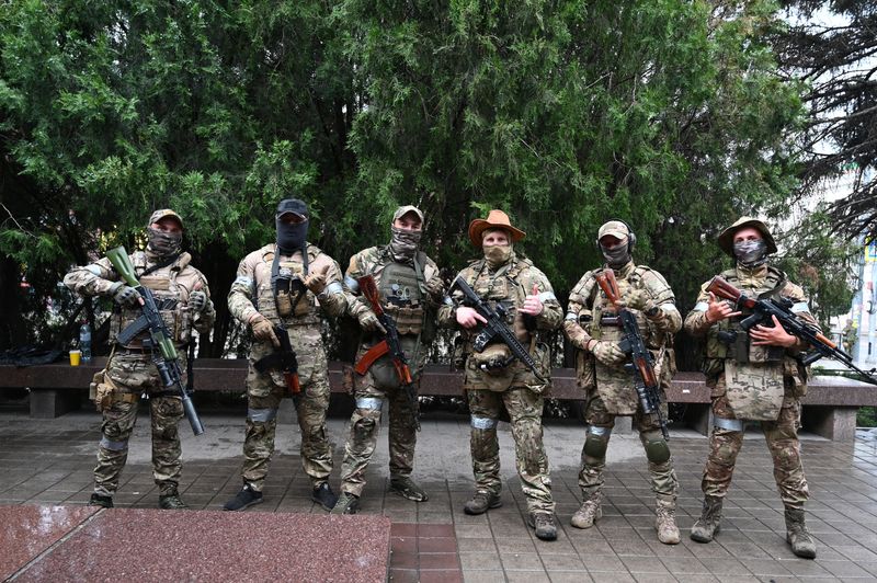 &copy; Reuters. مقاتلون من مجموعة فاجنر العسكرية الروسية الخاصة يلتقطون صورة أثناء انتشارهم بالقرب من مقر المنطقة العسكرية الجنوبية في مدينة روستوف يوم 24 