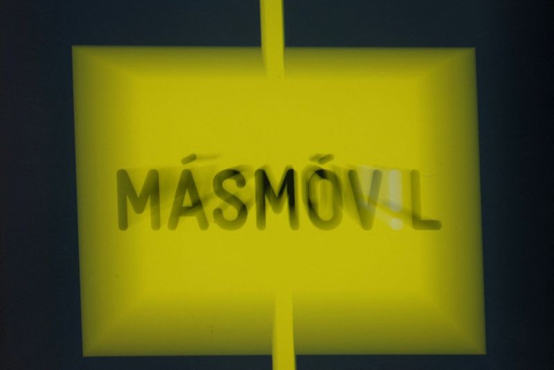 &copy; Reuters. Le logo de l'opérateur espagnol MasMovil est vu à l'extérieur d'un magasin de téléphonie à Madrid. /Photo prise le 3 octobre 2022/REUTERS/Susana Vera