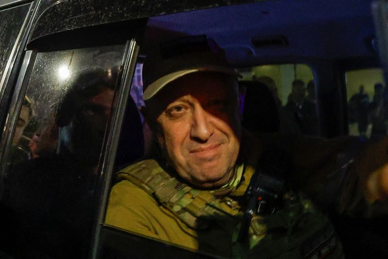 &copy; Reuters. Yevgeny Prigozhin, a capo del gruppo mercenario Wagner, trasportato in auto nella città di Rostov, in Russia. REUTERS/Alexander Ermochenko
