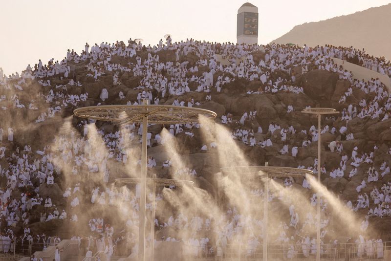 &copy; Reuters. حجاج يجتمعون على جبل الرحمة في صعيد عرفات خارج مكة المكرمة بالسعودية يوم الثلاثاء. تصوير: محمد عبد الغني - رويترز.
