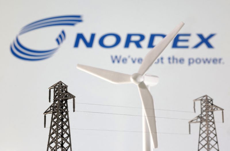 &copy; Reuters. Miniaturas de un molino de viento y un poste eléctrico delante del logotipo de Nordex en esta ilustración tomada el 17 de enero de 2023. REUTERS/Dado Ruvic/Ilustración