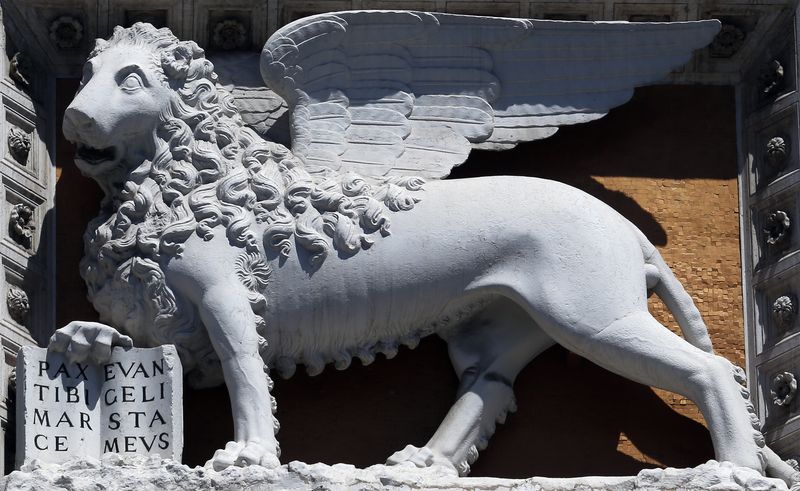 &copy; Reuters. Il leone alato simbolo di Assicurazioni Generali è raffigurato nel centro di Roma, il 13 maggio 2013. REUTERS/Stefano Rellandini