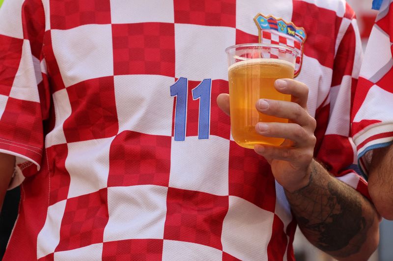 &copy; Reuters. Un supporter croate boit une bière sans alcool lors d'un match au Qatar. /Photo prise le 23 novembre 2022/REUTERS/Amr Abdallah Dalsh