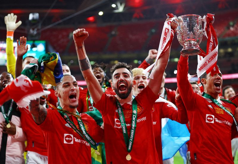 © Reuters. FILE PHOTO: Soccer Football - Carabao Cup - Final - Manchester United v Newcastle United - Wembley Stadium, London, Britain - February 26, 2023  Manchester United's Antony and Bruno Fernandes celebrate with the trophy after winning the Carabao Cup REUTERS/Hannah Mckay/File Photo