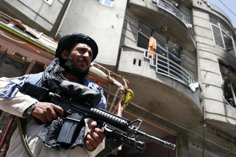 &copy; Reuters. Soldado do Taliban realiza guarda em local de ataque com explosivo, em Cabul, Afeganistão
18/06/2022
REUTERS/Ali Khara