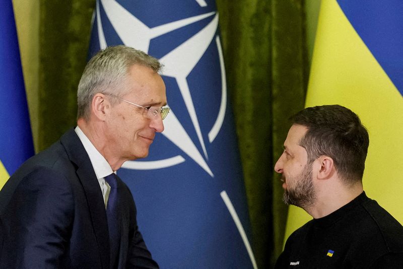 © Reuters. FILE PHOTO: NATO Secretary-General Jens Stoltenberg and Ukrainian President Volodymyr Zelenskiy attend a joint news briefing, amid Russia's attack on Ukraine, in Kyiv, Ukraine April 20, 2023. REUTERS/Alina Yarysh/File Photo