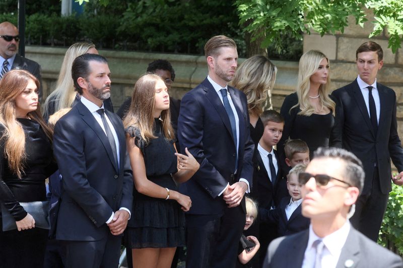 &copy; Reuters. FILE PHOTO: Ivanka Trump, Eric Trump and Donald Trump Jr., children of Former U.S. President Donald Trump and Ivana Trump, and Jared Kushner, and Kimberly Guilfoyle arrive to attend the funeral for Ivana Trump, socialite and first wife of former U.S. Pres