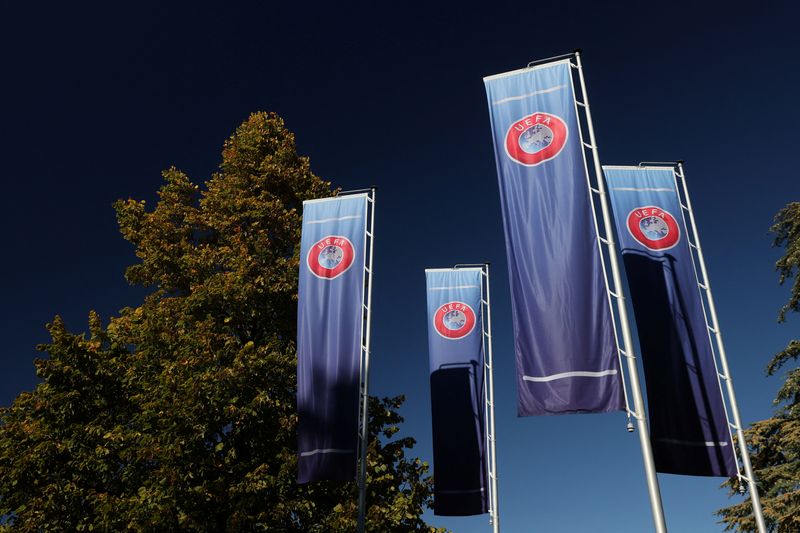 &copy; Reuters. شعار اليويفا على أعلام أمام مقرها الرئيسي في نيون بسويسرا في الخامس من أكتوبر تشرين الأول 2022. تصوير: دينيس باليبوس - رويترز.