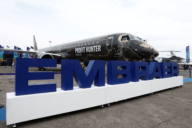 &copy; Reuters. FILE PHOTO: An Embraer E195-E2 Profit Hunter aircraft is displayed at the 54th International Paris Air Show at Le Bourget Airport near Paris, France, June 20, 2023. REUTERS/Benoit Tessier/File Photo