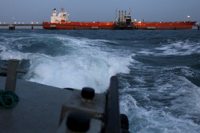 &copy; Reuters. FILE PHOTO: An oil tanker is docked while oil is pumped into it at the ships terminal of PDVSA's Jose Antonio Anzoategui industrial complex in the state of Anzoategui April 15, 2015. REUTERS/Carlos Garcia Rawlins/File Photo