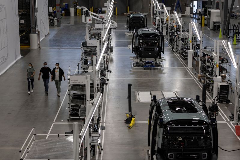 © Reuters. FILE PHOTO: The assembly line for Zoox, a self-driving vehicle owned by Amazon, is seen at the company's factory in Fremont, California, U.S. July 19, 2022.  REUTERS/Carlos Barria/File Photo