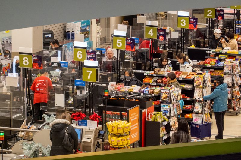 &copy; Reuters. FILE PHOTO: People pay for their items at a grocery store in Toronto, Ontario, Canada November 22, 2022.  REUTERS/Carlos Osorio