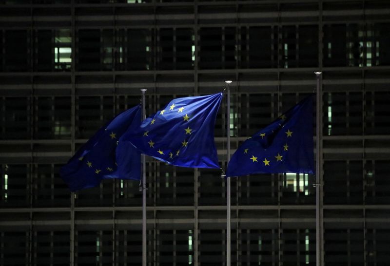 &copy; Reuters. Le bandiere dell'Unione Europea sventolano davanti alla sede della Commissione Europea a Bruxelles, Belgio, 10 dicembre. REUTERS/Yves Herman