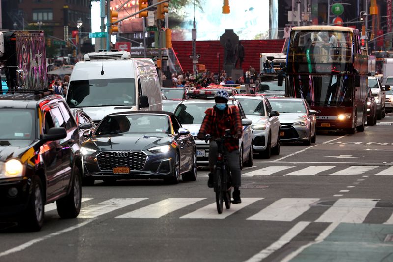 © Reuters. Vehicles sit in a line of traffic in Times Square in Manhattan in New York City, U.S., June 27, 2023. REUTERS/Mike Segar