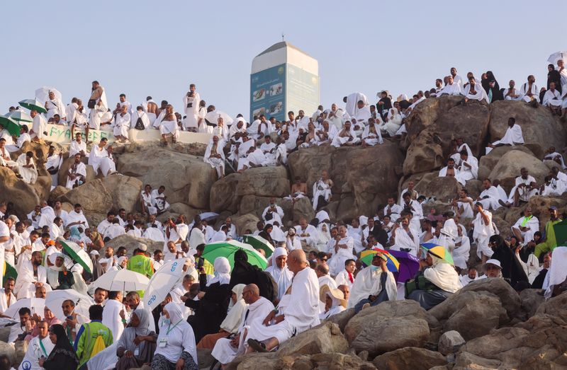 © Reuters. حجاج يجتمعون على جبل الرحمة في صعيد عرفات خارج مكة المكرمة في المملكة السعودية يوم الثلاثاء. تصوير: محمد عبد الغني - رويترز.