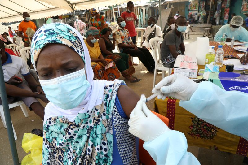 &copy; Reuters. FILE PHOTO: A resident receives a vaccine as the vaccinations against Ebola continue in Alakro, the slum where the first case of Ebola was confirmed, in Abidjan, Ivory Coast August 17, 2021. REUTERS/Luc Gnago/File Photo