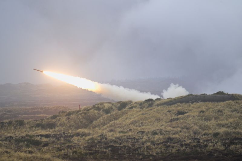 &copy; Reuters. Photo d'archives d'une fusée M142 HIMARS à Oksbol. /Photo prise le 30 mars 2023 à Oksbol, au Danemark/REUTERS/Fabian Bimmer 