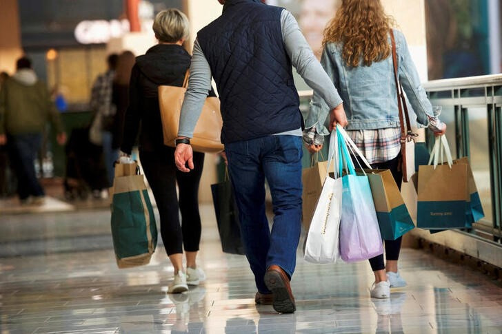 &copy; Reuters. Imagen de archivo de gente comprando en el mayor centro comercial de EEUU, en King of Prussia, Pensilvania. 8 diciembre 2018.  REUTERS/Mark Makela