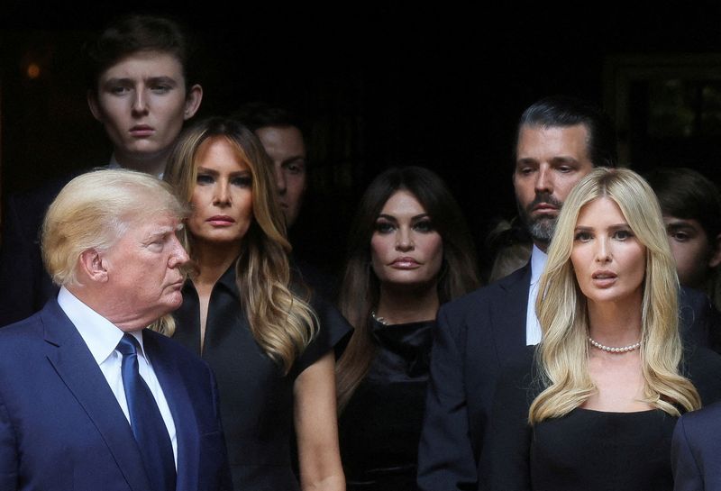 &copy; Reuters. Ex-presidente dos EUA, Donald Trump, e a filha, Ivanka
20/07/2022
REUTERS/Brendan McDermid 