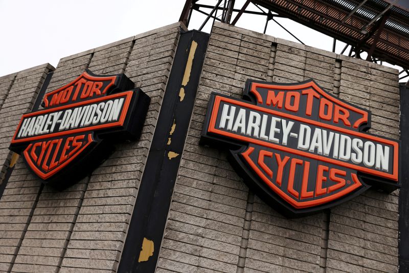 &copy; Reuters. FILE PHOTO: The logo of Harley-Davidson motorcycles is seen at a dealership in Queens, New York City, U.S., February 7, 2022. REUTERS/Andrew Kelly