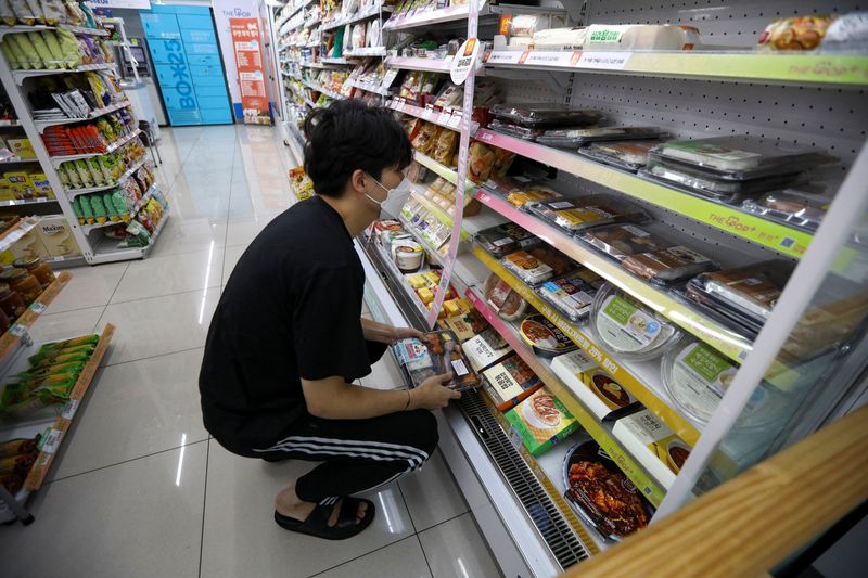 &copy; Reuters.  ６月２８日、 韓国銀行（中央銀行）が公表した月次調査によると、消費者心理は６月に一段と改善し、約１年ぶり高水準となった。ソウルのコンビニエンスストアで２４日撮影（２０２３