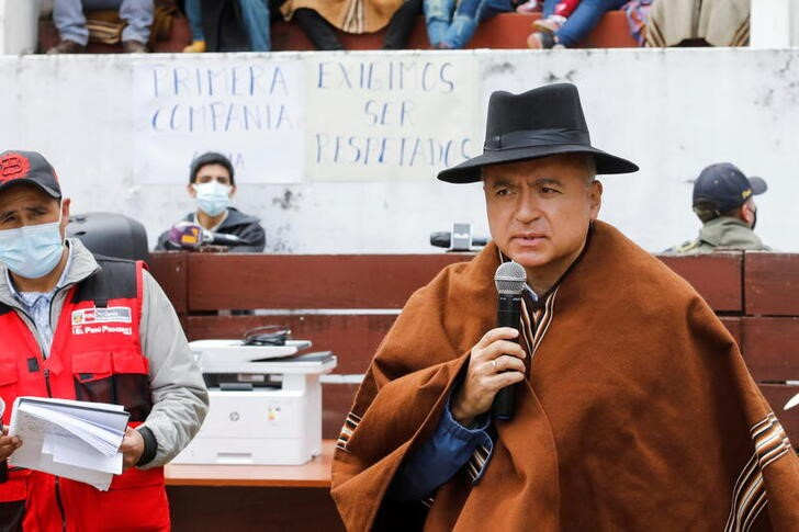 &copy; Reuters. IMAGEN DE ARCHIVO. Víctor Gobitz, presidente de Antamina, uno de los yacimientos de cobre más grandes de Perú, se dirige a los manifestantes de la comunidad rural en una plaza de toros, después de que un bloqueo obligara a la empresa minera a suspende