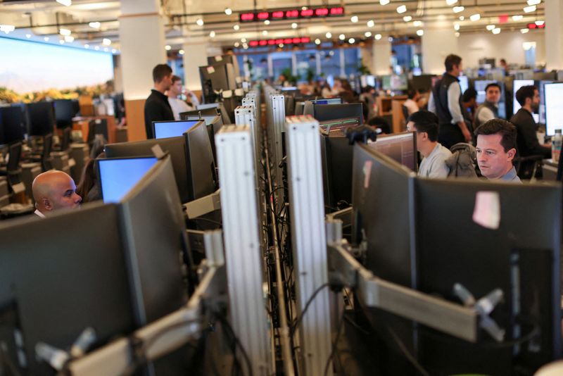 &copy; Reuters. FILE PHOTO: Traders work on the trading floor at the Bank of America Tower in Manhattan, New York City, New York, U.S., November 2, 2022. REUTERS/Andrew Kelly/File Photo