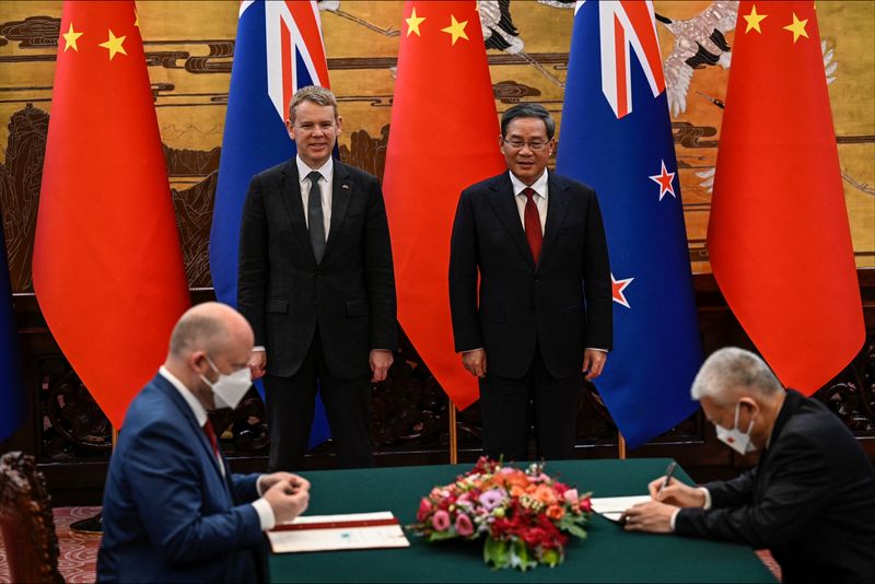 &copy; Reuters. رئيس الوزراء النيوزيلندي كريس هيبكنز ونظيره الصيني لي كه تشيانغ يشهدان توقيع عدد من اتفاقيات التعاون في قاعة الشعب الكبرى في بكين يوم الأرب