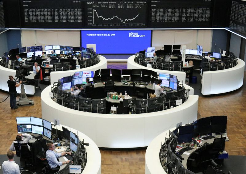 &copy; Reuters. شاشة تعرض بيانات مؤشر داكس الألماني في بورصة فرانكفورت يوم الثلاثاء. تصوير: رويترز.