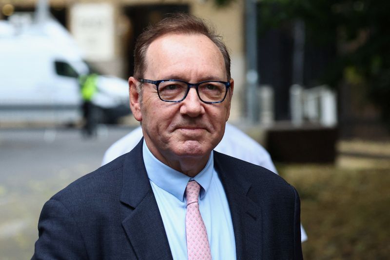 © Reuters. Actor Kevin Spacey walks outside the Southwark Crown Court as his trial over charges related to allegations of sex offences begins, in London, Britain, June 28, 2023. REUTERS/Toby Melville