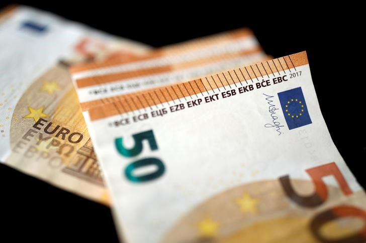 &copy; Reuters. 　ＥＣＢが２８日発表した５月のユーロ圏の企業向け融資は前年比４．０％増で、４月の４．６％増から伸びが鈍化した。写真はユーロ紙幣。２０１７年１１月撮影（２０２３年　ロイター