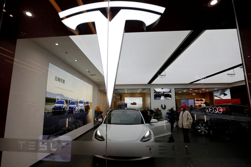 &copy; Reuters. Une Tesla Model 3 car et une Model Y dans une salle d'exposition Tesla à Pékin. /Photo prise le 4 février 2023/REUTERS/Florence Lo