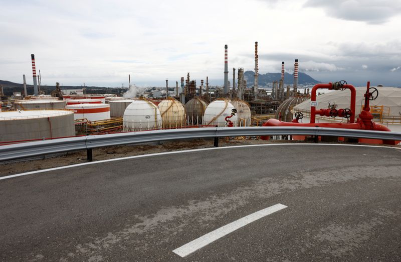 &copy; Reuters. FOTO DE ARCHIVO. La refinería de Cepsa durante la presentación de la planta de hidrógeno verde en Cepsa Energy Park en San Roque, cerca de Algeciras, Andalucía, España. 1 de diciembre de 2022. REUTERS/Jon Nazca