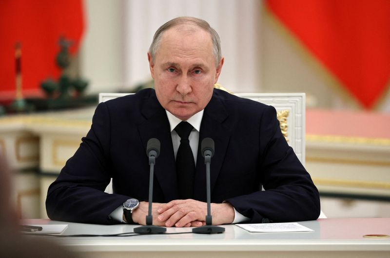 &copy; Reuters. الرئيس الروسي فلاديمير بوتين خلال اجتماع في موسكو يوم الثلاثاء. صورة لرويترز من ممثل لوكالات الأنباء. 