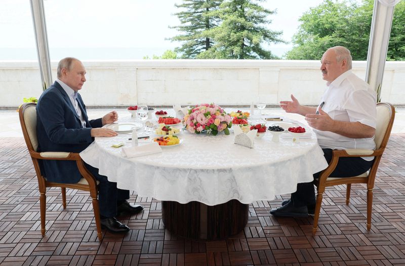 &copy; Reuters. رئيس روسيا البيضاء ألكسندر لوكاشينكو خلال اجتماع مع الرئيس الروسي فلاديمير بوتين في سوتشي بروسيا يوم التاسع من يونيو حزيران 2023. صورة لرويتر
