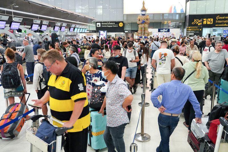 &copy; Reuters. FILE PHOTO: Tourists wait to check in for flights, ahead of brace of an influx of Chinese tourists as COVID restirction are dismantled, at Bangkok's Suvarnabhumi airport, Thailand, January 4, 2023. REUTERS/Athit Perawongmetha/File Photo