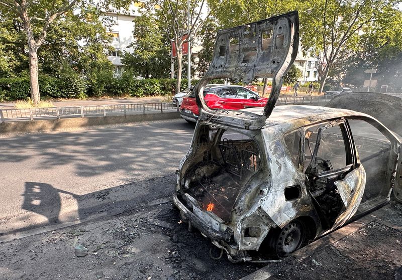 &copy; Reuters. سيارة محترقة خلال اشتباكات بين شبان وشرطة في نانتير بضاحية باريس يوم الأربعاء. تصوير: أنتوني بان -رويترز.
